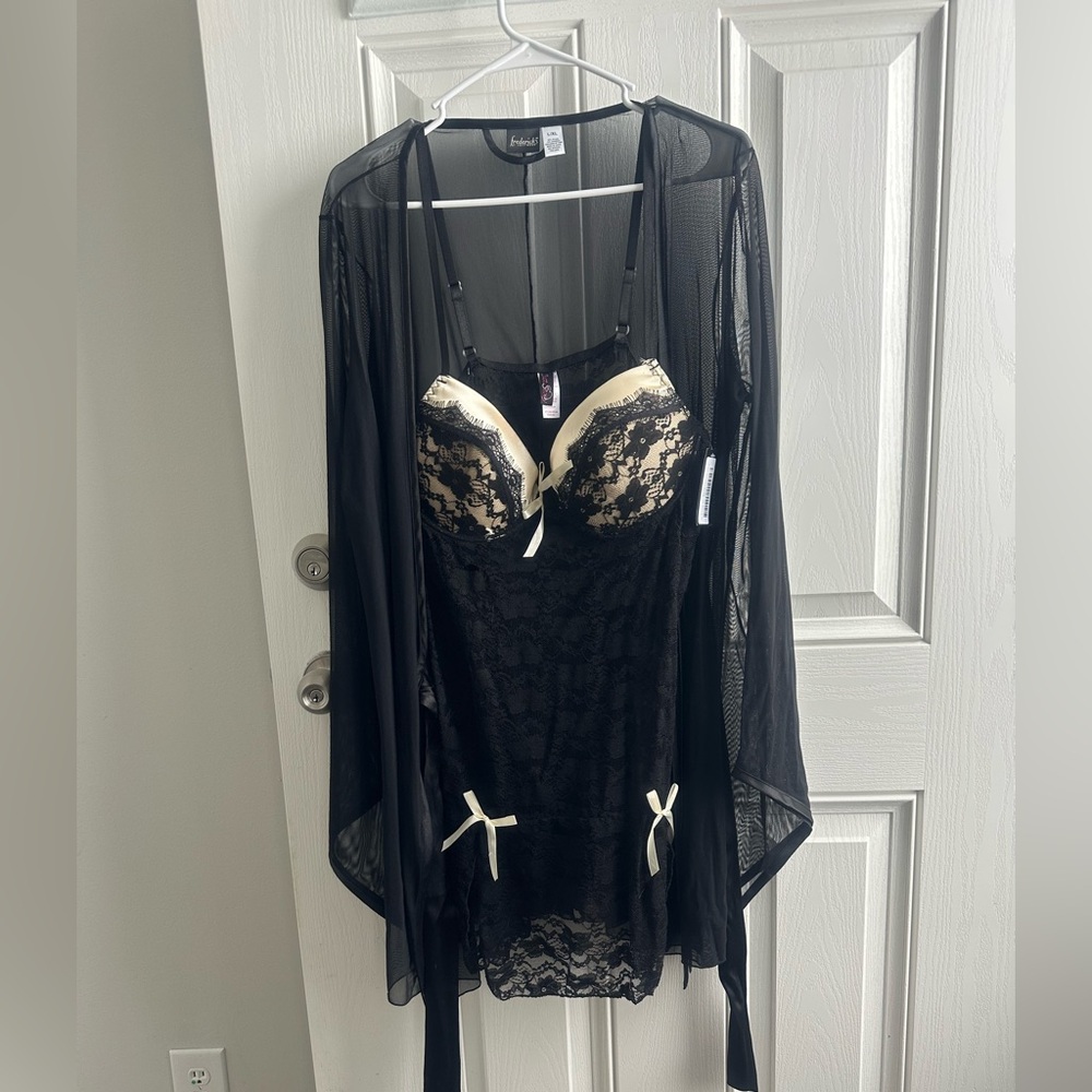 Frederick's of Hollywood Black and Cream Lace Bra Set